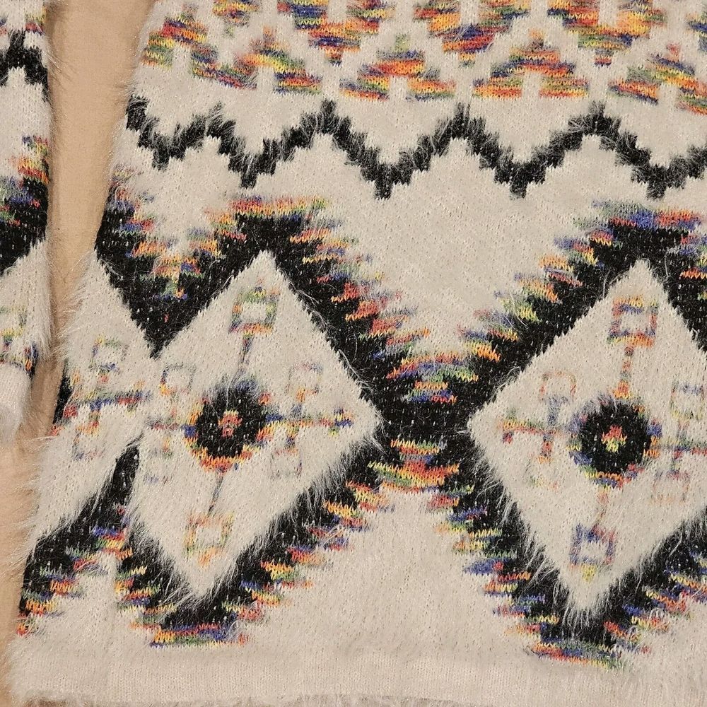 Aztec Patterned Women's Cardigan - Picture 13 of 15